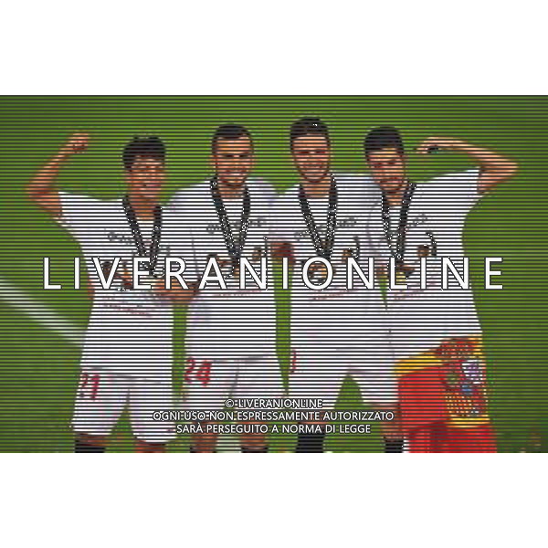 COLOGNE, GERMANY - AUGUST 21: Oliver Torres, Joan Jordan, Sergi Gomez and Sergio Escudero of Sevilla celebrate victory together after the UEFA Europa League Final between Seville and FC Internazionale at RheinEnergieStadion on August 21, 2020 in Cologne, Germany. (Photo by Stuart Franklin - UEFA/UEFA via Getty Images) AG ALDO LIVERANI SAS