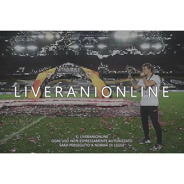 COLOGNE, GERMANY - AUGUST 21: Julen Lopetegui, Head Coach of Sevilla FC celebrates on pitch on his mobile phone following his team\'s victory in the UEFA Europa League Final between Seville and FC Internazionale at RheinEnergieStadion on August 21, 2020 in Cologne, Germany. (Photo by Alexander Hassenstein - UEFA/UEFA via Getty Images) AG ALDO LIVERANI SAS