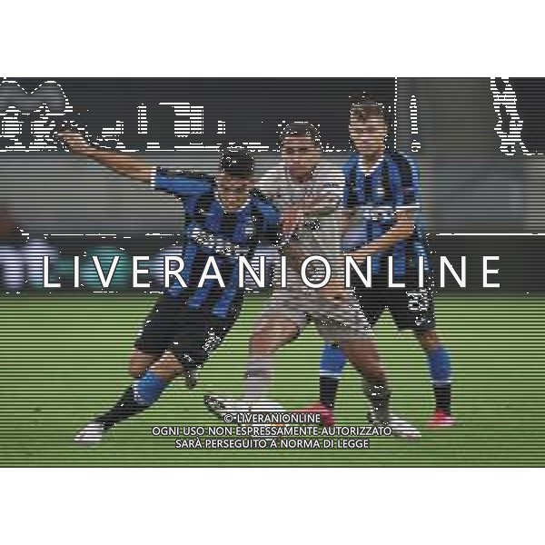 DUESSELDORF, GERMANY - AUGUST 17: Lautaro Martinez of Inter Milan is challenged by Alan Patrick of Shakhtar Donetsk during the UEFA Europa League Semi Final between Internazionale and Shakhtar Donetsk at Merkur Spiel-Arena on August 17, 2020 in Duesseldorf, Germany. (Photo by Alexander Hassenstein - UEFA/UEFA via Getty Images) AG ALDO LIVERANI SAS