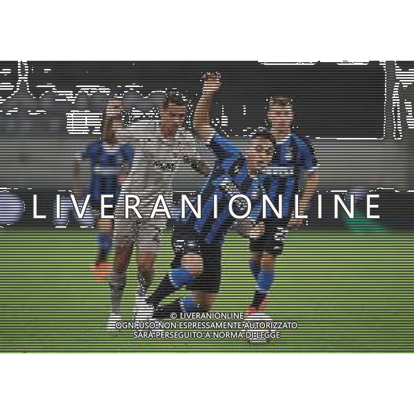 DUESSELDORF, GERMANY - AUGUST 17: Lautaro Martinez of Inter Milan is challenged by Alan Patrick of Shakhtar Donetsk during the UEFA Europa League Semi Final between Internazionale and Shakhtar Donetsk at Merkur Spiel-Arena on August 17, 2020 in Duesseldorf, Germany. (Photo by Alexander Hassenstein - UEFA/UEFA via Getty Images) AG ALDO LIVERANI SAS