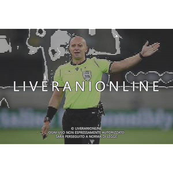 DUESSELDORF, GERMANY - AUGUST 17: Referee Szymon Marciniak gestures during the UEFA Europa League Semi Final between Internazionale and Shakhtar Donetsk at Merkur Spiel-Arena on August 17, 2020 in Duesseldorf, Germany. (Photo by Alexander Hassenstein - UEFA/UEFA via Getty Images) AG ALDO LIVERANI SAS