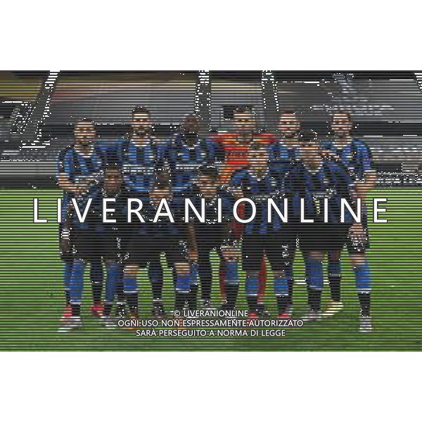 DUESSELDORF, GERMANY - AUGUST 17: The FC Internazionale team line up prior to the UEFA Europa League Semi Final between Internazionale and Shakhtar Donetsk at Merkur Spiel-Arena on August 17, 2020 in Duesseldorf, Germany. (Photo by UFEA - Handout/UEFA via Getty Images) AG ALDO LIVERANI SAS