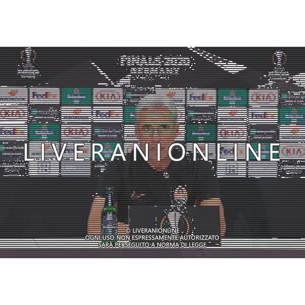 DUESSELDORF, GERMANY - AUGUST 16: In this handout image provided by UEFA, Luis Castro, Manager of Shakhtar Donetsk speaks to the media ahead of their UEFA Europa League match against Inter Milan at Merkur Spiel-Arena on August 16, 2020 in Duesseldorf, Germany. (Photo by UEFA - Handout/UEFA via Getty Images) AG ALDO LIVERANI SAS