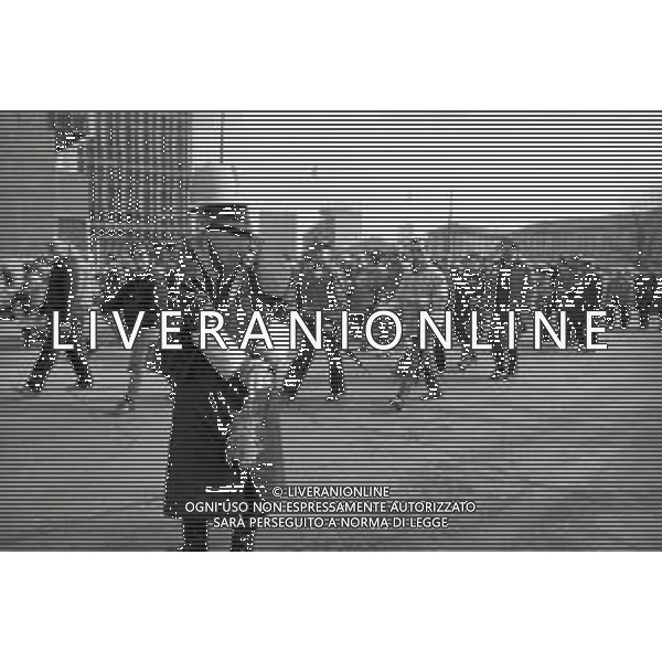 08-03-1985 MILANO COMIZIO DEI SINDACALISTI LUCIANO LAMA OTTAVIANO DEL TURCO E ANTONIO PIZZINATO PER LA FESTA DELLA DONNA NELLA FOTO I MANIFESTANTI AG ALDO LIVERANI SAS