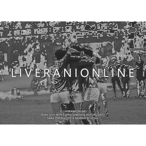 14-02-1982 VARESE CAMPIONATO DI CALCIO SERIE B VARESE CATANIA 1-1 NELLA FOTO ABBRACCI GIOCATORI VARESE DOPO IL GOAL AG ALDO LIVERANI SAS