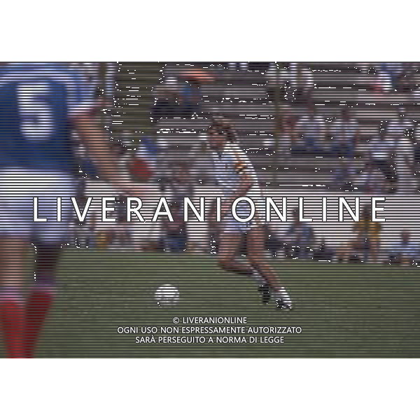 RETROSPETTIVA JAN CEULEMANS CALCIATORE NELLA FOTO JAN CEULEMANS CON LA MAGLIA DELLA NAZIONALE DEL BELGIO NELL\'ANNO 1986 AG ALDO LIVERANI SAS