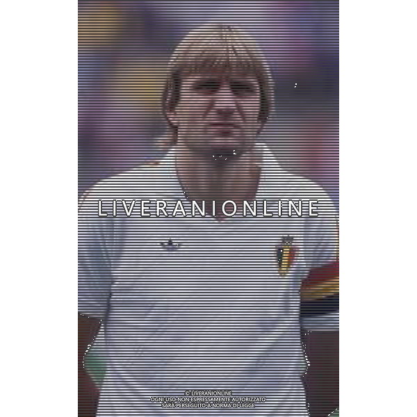 RETROSPETTIVA JAN CEULEMANS CALCIATORE NELLA FOTO JAN CEULEMANS CON LA MAGLIA DELLA NAZIONALE DEL BELGIO NELL\'ANNO 1986 AG ALDO LIVERANI SAS