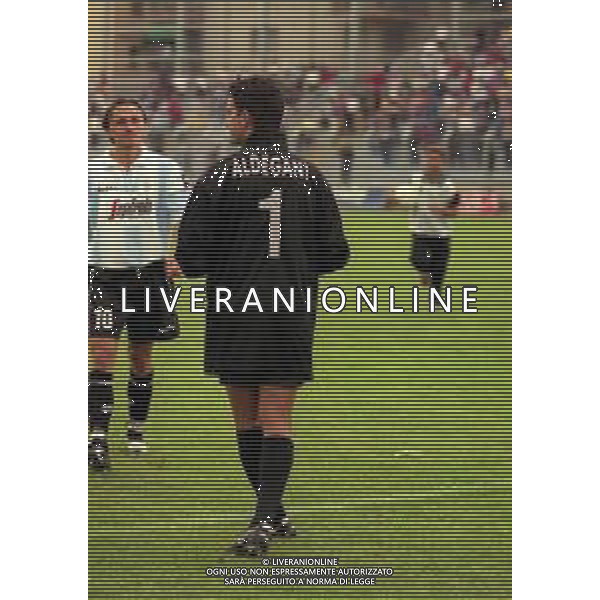 29-08-1999 TREVISO CAMPIONATO DI CALCIO SERIE B TREVISO L.R VICENZA 0-1 NELLA FOTO PAOLO ZILIANI DPO L\'ESPULSIONE DEL POERIERE GABRIELE ALDEGANI PRENDE IL SUO POSTO IN PORTA E PARA UN RIGORE AG ALDO LIVERANI SAS