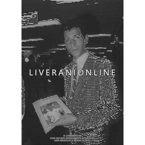 1986 MILANO AEROPORTO DI LINATE ARRIVO DEL NUOVO GIOCATORE DELL\'INTER VINCENZO SCIFO NELLA FOTO VINCENZO SCIFO AG ALDO LIVERANI SAS