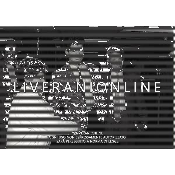 1986 MILANO AEROPORTO DI LINATE ARRIVO DEL NUOVO GIOCATORE DELL\'INTER VINCENZO SCIFO NELLA FOTO VINCENZO SCIFO COI GENITORI AG ALDO LIVERANI SAS