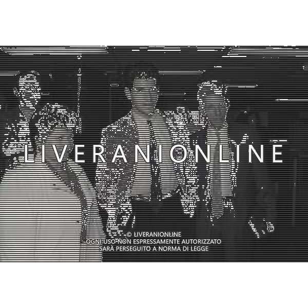 1986 MILANO AEROPORTO DI LINATE ARRIVO DEL NUOVO GIOCATORE DELL\'INTER VINCENZO SCIFO NELLA FOTO VINCENZO SCIFO COI GENITORI AG ALDO LIVERANI SAS