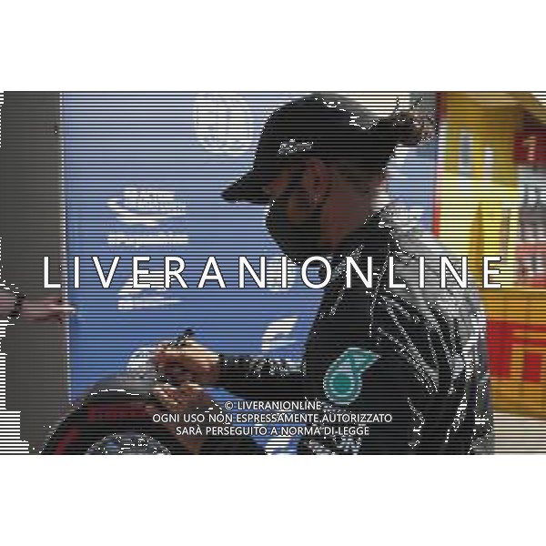 Lewis Hamilton (GBR) Mercedes AMG F1 with the Pirelli Pole Position Award in qualifying parc ferme. 12.09.2020. Formula 1 World Championship, Rd 9, Tuscan Grand Prix, Mugello, Italy, Qualifying Day. - www.xpbimages.com, EMail: requests@xpbimages.com © Copyright: Batchelor / XPB Images/ AGENZIA ALDO LIVERANI SAS - ITALY ONLY EDITORIAL USE ONLY