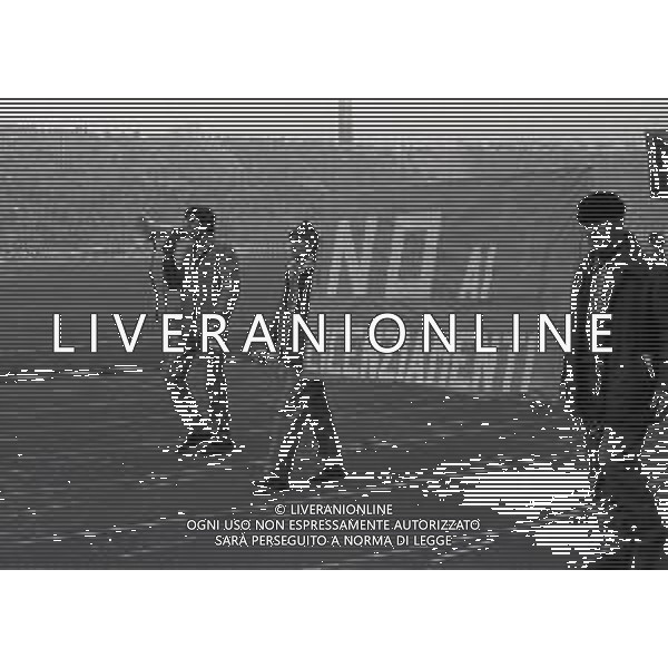 30-01-1983 UDINE CAMPIONATO DI CALCIO SERIE A UDINESE FIORENTINA 0-0 NELLA FOTO MANIFESTAZIONE DEGLI OPERAI IN CAMPO CONTRO I LICENZIAMENTI AG ALDO LIVERANI SAS