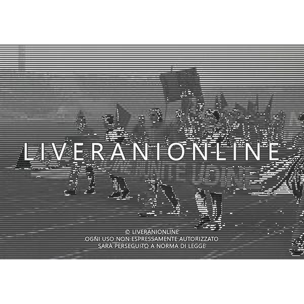 30-01-1983 UDINE CAMPIONATO DI CALCIO SERIE A UDINESE FIORENTINA 0-0 NELLA FOTO MANIFESTAZIONE DEGLI OPERAI IN CAMPO CONTRO I LICENZIAMENTI AG ALDO LIVERANI SAS