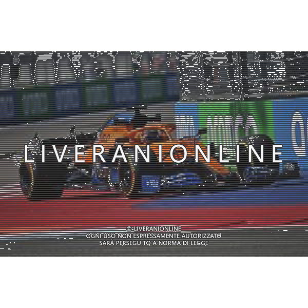 Carlos Sainz Jr (ESP) McLaren MCL35 with a broken rear wing. 25.09.2020. Formula 1 World Championship, Rd 10, Russian Grand Prix, Sochi Autodrom, Sochi, Russia, Practice Day. - www.xpbimages.com, EMail: requests@xpbimages.com © Copyright: Batchelor / XPB Images/ AGENZIA ALDO LIVERANI SAS - ITALY ONLY EDITORIAL USE ONLY