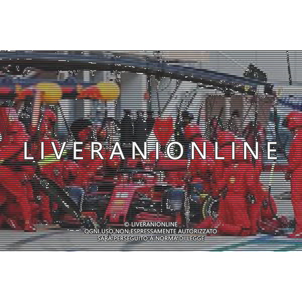Charles Leclerc (MON) Ferrari SF1000 makes a pit stop. 27.09.2020. Formula 1 World Championship, Rd 10, Russian Grand Prix, Sochi Autodrom, Sochi, Russia, Race Day. - www.xpbimages.com, EMail: requests@xpbimages.com © Copyright: Moy / XPB Images / AGENZIA ALDO LIVERANI SAS - ITALY ONLY EDITORIAL USE ONLY