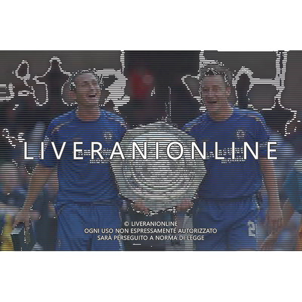 John Terry and Frank Lampard with the Shield-CHELSEA V ARSENAL for the 2005 Communitu Shield at the Millennium Stadium in Cardiff : Date 07/08/05 Picture by Marcello Pozzetti : ©IPS Photo Agency - Adddress:21 Delisle road - London SE28 0JD- agenzia