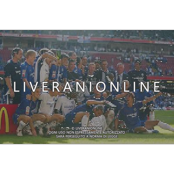 Chelsea enjoy the moment-CHELSEA V ARSENAL for the 2005 Communitu Shield at the Millennium Stadium in Cardiff : Date 07/08/05 Picture by Marcello Pozzetti : ©IPS Photo Agency - Adddress:21 Delisle road - London SE28 0JD- mobile: 07973 308 8350 - Of