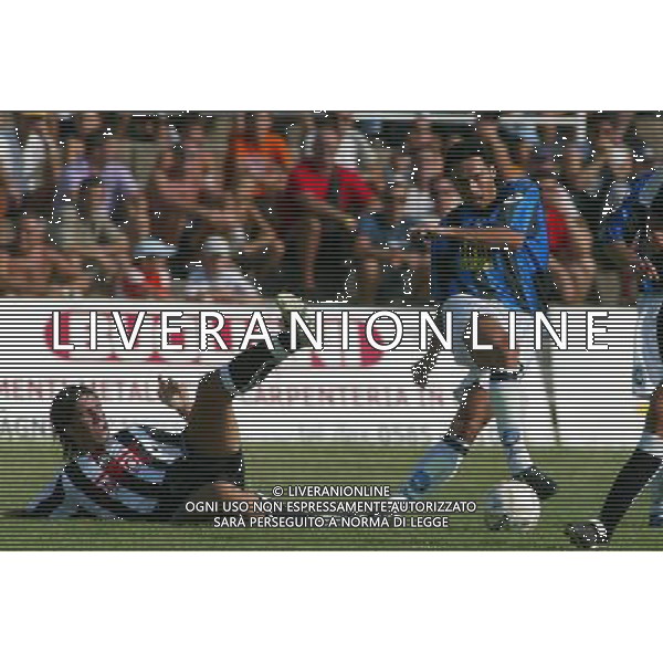 Massa 07/08/2005 Massese-Atalanta Tim Cup 2005/2006 Nella foto: D\'Agostino Antonino contro Tricoli.* Ph Gianni Nucci/Aldo Liverani