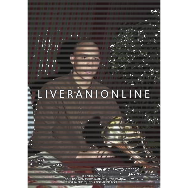 1998 PREMIO SCARPA D\'ORO A RONALDO NELLA FOTO Ronaldo Luís Nazário de Lima CON LA SCARPA D\'ORO AG ALDO LIVERANI SAS