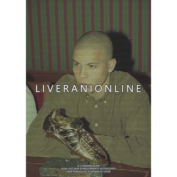 1998 PREMIO SCARPA D\'ORO A RONALDO NELLA FOTO Ronaldo Luís Nazário de Lima CON LA SCARPA D\'ORO AG ALDO LIVERANI SAS