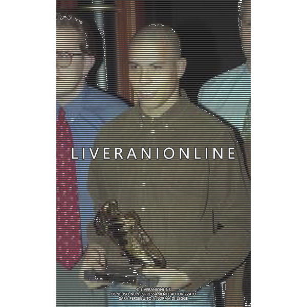 1998 PREMIO SCARPA D\'ORO A RONALDO NELLA FOTO Ronaldo Luís Nazário de Lima CON LA SCARPA D\'ORO AG ALDO LIVERANI SAS