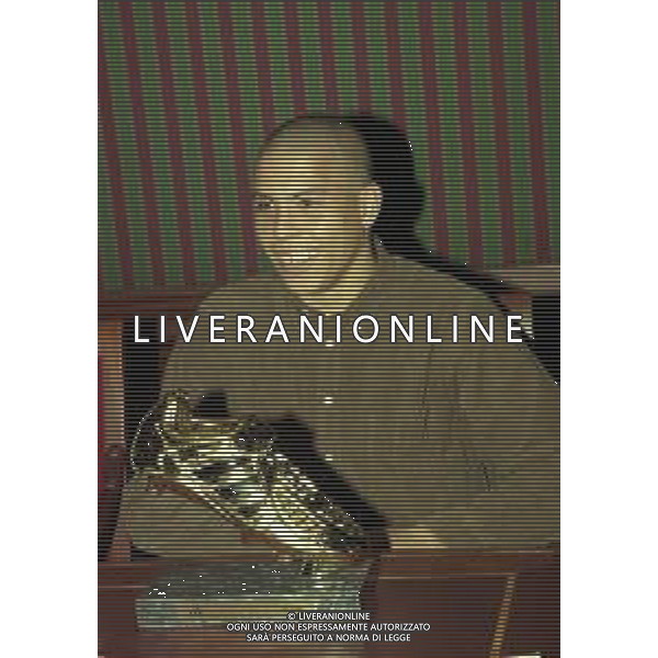1998 PREMIO SCARPA D\'ORO A RONALDO NELLA FOTO Ronaldo Luís Nazário de Lima CON LA SCARPA D\'ORO AG ALDO LIVERANI SAS