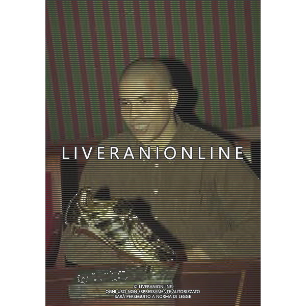 1998 PREMIO SCARPA D\'ORO A RONALDO NELLA FOTO Ronaldo Luís Nazário de Lima CON LA SCARPA D\'ORO AG ALDO LIVERANI SAS