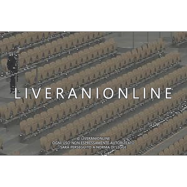 Roland Garros 2020, Grand Slam tournament - Tennis Internationals, 30 September 2020 Roland Garros stadium, paris, france, Italy Photo showing: Agent is waiting the public under water @LM/DPPI/DPPI/Stephane Allaman/ AGENZIA ALDO LIVERANI SAS