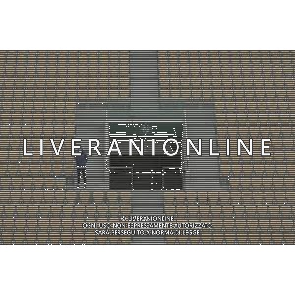 Roland Garros 2020, Grand Slam tournament - Tennis Internationals, 30 September 2020 Roland Garros stadium, paris, france, Italy Photo showing: Agent is waiting the public under water @LM/DPPI/DPPI/Stephane Allaman/ AGENZIA ALDO LIVERANI SAS
