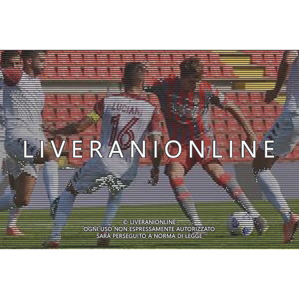 Cremonese vs Arezzo - Coppa Italia 2020/2021, 30 settembre 2020 Cremona, Italia Nella foto: Matteo Ghisolfi (Cremonese) al tiro e Alessio Luciano (Arezzo) @LM/Alessio Tarpini AG ALDO LIVERANI SAS