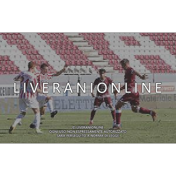 Reggina vs Teramo - Coppa Italia 2020/2021, 30 settembre 2020 Stadio Oreste Granillo , Reggio Calabria, Italia Nella foto: Tiro verso la porta di Thiago Cionek (3) Reggina Hachim Mastour (11) Reggina Lorenzo Celentano (24) Teramo @LM/Valentina Giannettoni AG ALDO LIVERANI SAS