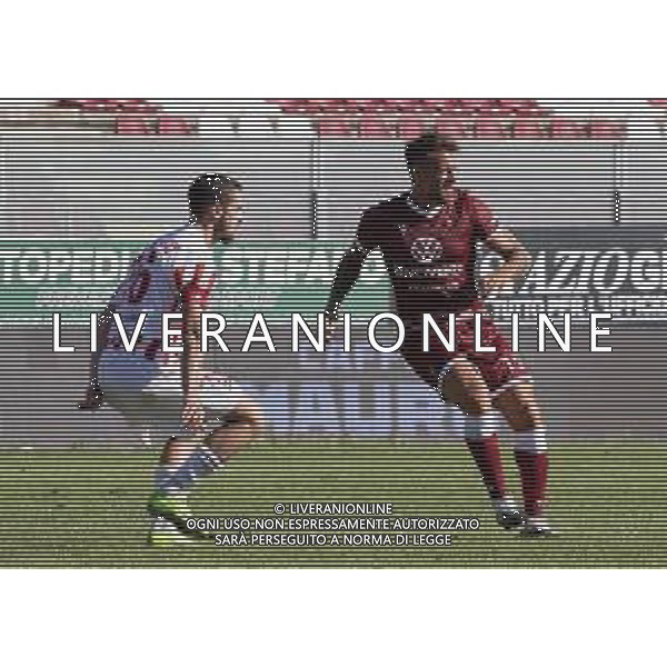 Reggina vs Teramo - Coppa Italia 2020/2021, 30 settembre 2020 Stadio Oreste Granillo , Reggio Calabria, Italia Nella foto: German Denis (19) Reggina azione di gioco con Matteo Piacentini (26) Teramo @LM/Valentina Giannettoni AG ALDO LIVERANI SAS