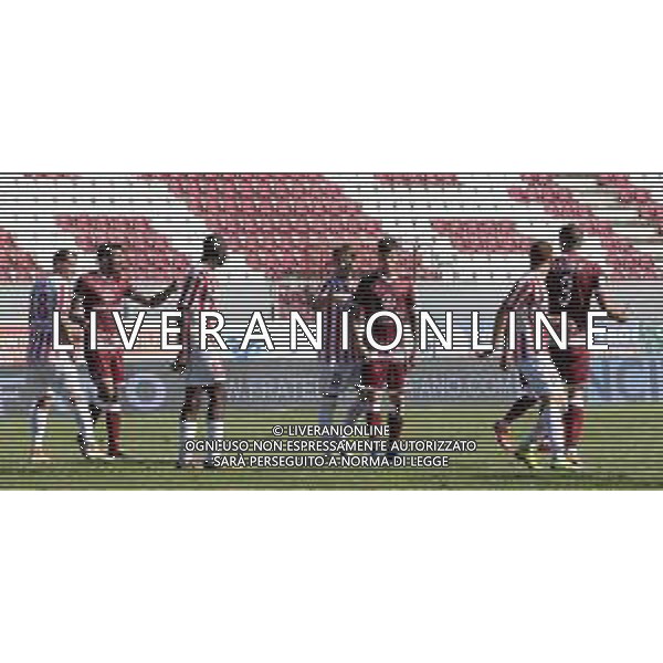 Reggina vs Teramo - Coppa Italia 2020/2021, 30 settembre 2020 Stadio Oreste Granillo , Reggio Calabria, Italia Nella foto: Azione di gioco in attacco per la Reggina Thiago Cionek (3) Reggina Del Prato Enrico (24) Reggina Viero Federico (28) Teramo Diakite Salim (23) Teramo Dimitrios Stavropoulos (4) Reggina Lasik Richard (18) Teramo @LM/Valentina Giannettoni AG ALDO LIVERANI SAS