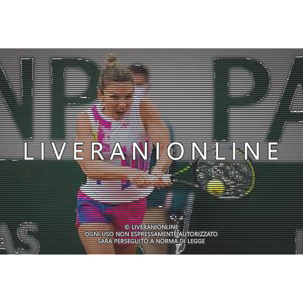 Roland Garros 2020, Grand Slam tournament - Tennis Internationals, 30 September 2020 Roland Garros stadium, paris, france, Italy Photo showing: Simona Halep of Romania in action against Irina-Camelia Begu of Romania @LM/DPPI/DPPI/Rob Prange AG ALDO LIVERANI SAS