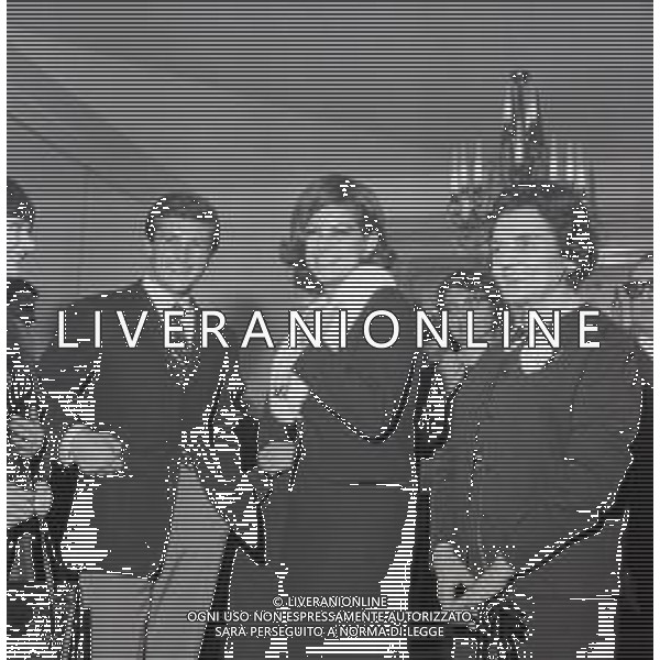 RETROSPETTIVA CLAUDIA CARDINALE ATTRICE NELLA FOTO CLAUDIA CARDINALE CON TONY RENIS A MILANO IN TERRAZZA MARTINI 01-11-1964 AG ALDO LIVERANI SAS