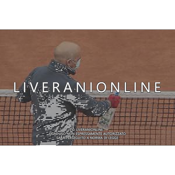 Roland Garros 2020, Grand Slam tournament - Tennis Internationals, 05 October 2020 Roland Garros stadium, paris, france, Italy Photo showing: Gardner assistant of net cleaned the net on Suzanne Lenglen stadium @LM/DPPI/DPPI/Stephane Allaman