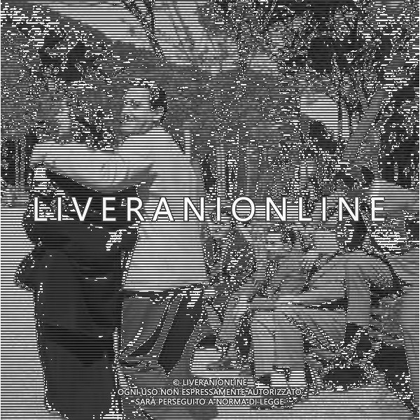 RETROSPETTIVA ALBERTO SORDI, attore e regista italiano - NELLA FOTO NEL 1953 DURANTE LE RIPRESE DEL FILM \' I VITELLONI \' con Arlette Sauvage, Federico e Riccardo Fellini, Leopoldo Trieste e Franco Fabrizi ©ARCHIVIO AGENZIA ALDO LIVERANI