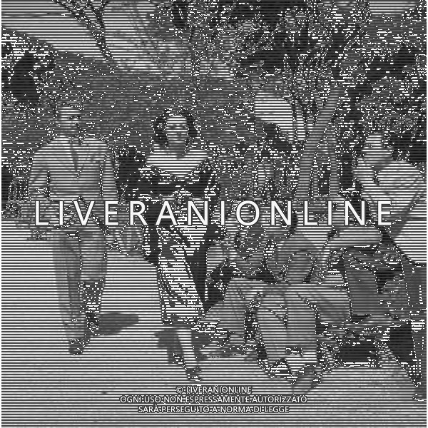 RETROSPETTIVA ALBERTO SORDI, attore e regista italiano - NELLA FOTO NEL 1953 DURANTE LE RIPRESE DEL FILM \' I VITELLONI \' con Arlette Sauvage, Federico e Riccardo Fellini, Leopoldo Trieste e Franco Fabrizi ©ARCHIVIO AGENZIA ALDO LIVERANI