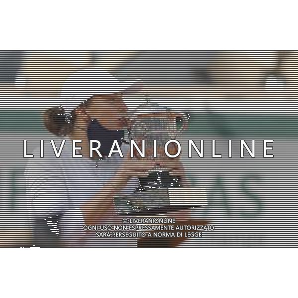 Roland Garros 2020 - Grand Slam tournament - Women single final - Tennis Internationals, 10 October 2020 Roland Garros stadium, paris, france, Italy Photo showing: Ina SWIATEK (POL) won the match, celebration with the trophy over Philippe Chatrier stadium @LM/DPPI/DPPI/Stephane Allaman AG ALDO LIVERANI SAS