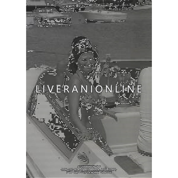 RETROSPETTIVA CLAUDIA CARDINALE ATTRICE NELLA FOTO CLAUDIA CARDINALE FRANCO CRISTALDI NELL\'ANNO 1975 IN SARDEGNA AG ALDO LIVERANI SAS