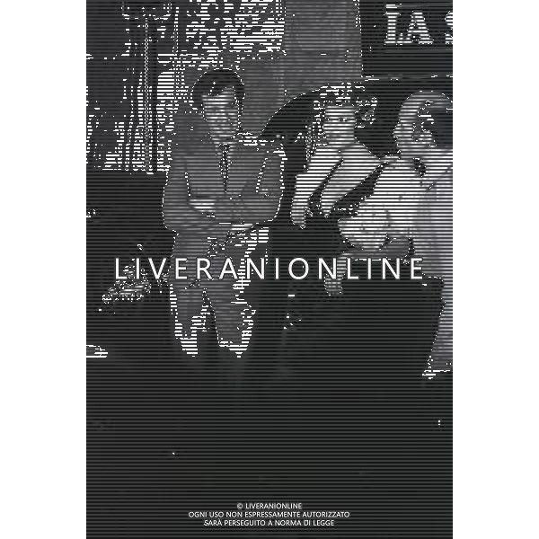 RETROSPETTIVA CLAUDIA CARDINALE ATTRICE NELLA FOTO CLAUDIA CARDINALE CON JEAN PAUL BELMONDO AL FESTIVAL INTERNAZIONALE DEL CINEMA DI CANNES NELL\'ANNO 1972 AG ALDO LIVERANI SAS 