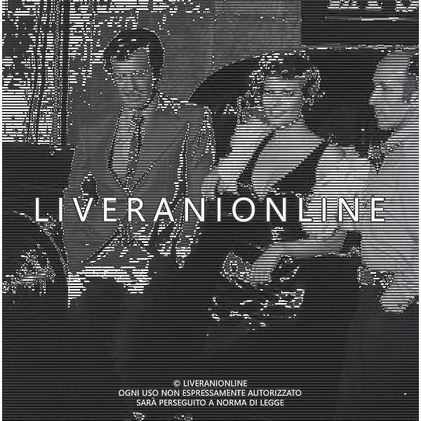 RETROSPETTIVA CLAUDIA CARDINALE ATTRICE NELLA FOTO CLAUDIA CARDINALE CON JEAN PAUL BELMONDO AL FESTIVAL INTERNAZIONALE DEL CINEMA DI CANNES NELL\'ANNO 1972 AG ALDO LIVERANI SAS 