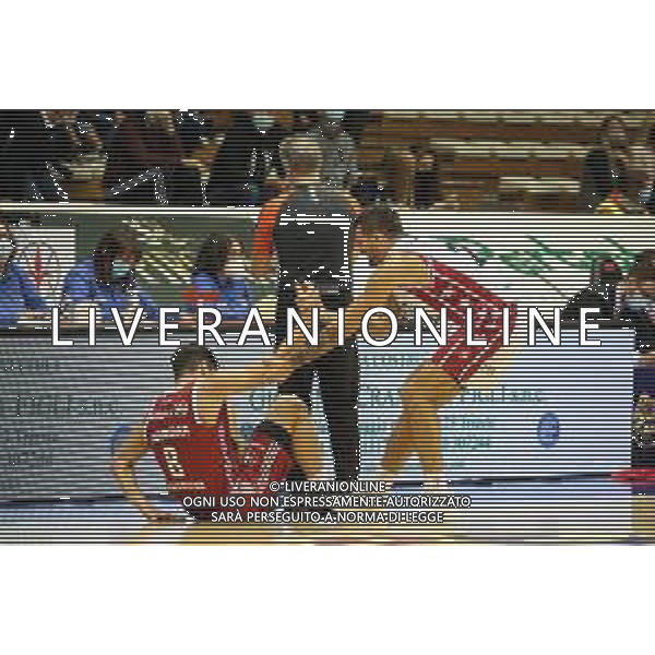 Basket Allianz Pallacanestro Trieste vs A|X Armani Exchange Milano - Campionato di Basket Serie A 2020/2021, 11 ottobre 2020 Trieste, Italia Nella foto: Si risolve cosi un duro contrasto tra Tommaso Laquintana (Allianz Pallacanestro Trieste) ed Andrea Cinciarini @LM/Luca Tedeschi AG ALDO LIVERANI SAS
