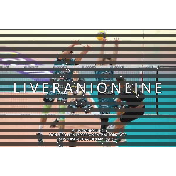 NBV Verona vs Sir Safety Conad Perugia - Campionato di Volley Superlega Serie A 2020/2021, 11 ottobre 2020 Verona, Italia Nella foto: Muro a due Perugia su attacco di Stephen Boyer - NBV Verona @LM/Roberto Tommasini AG ALDO LIVERANI SAS