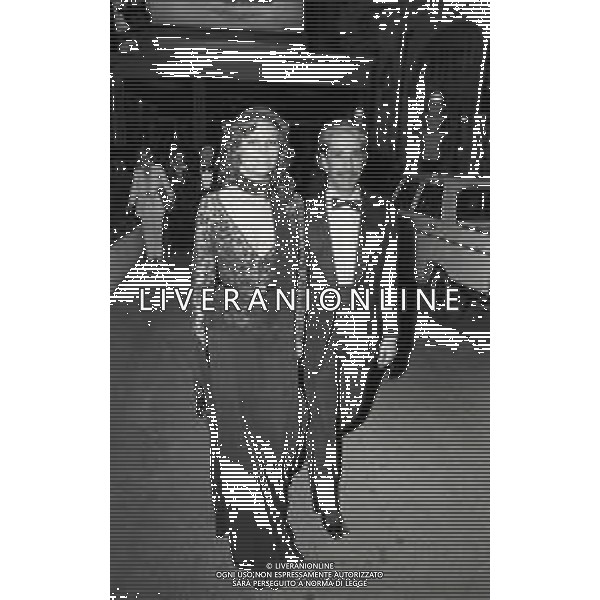 RETROSPETTIVA CLAUDIA CARDINALE ATTRICE NELLA FOTO CLAUDIA CARDINALE CON FRANCO CRISTALDI AL FESTIVAL INTERNAZIONALE DEL CINEMA DI CANNES NELL\'ANNO 1974 AG ALDO LIVERANI SAS    