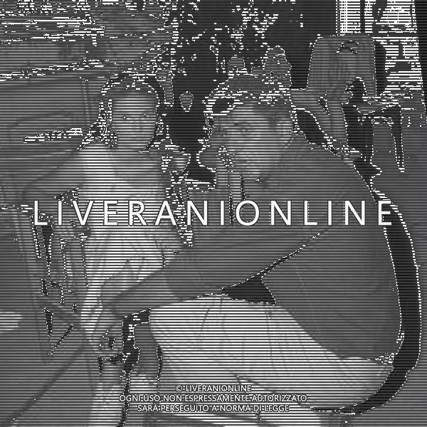 RETROSPETTIVA CLAUDIA CARDINALE ATTRICE NELLA FOTO CLAUDIA CARDINALE CON IL REGISTA NANNI LOY NELL\'ANNO 1959 SUL SET DEL FILM“AUDACE COLPO DEI SOLITI IGNOTI“ AG ALDO LIVERANI SAS  