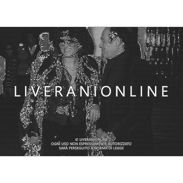 RETROSPETTIVA CLAUDIA CARDINALE ATTRICE NELLA FOTO CLAUDIA CARDINALE CON PASQUALE SQUITIERI AL PREMIO RODOLFO VALENTINO NELL\'ANNO 1975 AG ALDO LIVERANI SAS