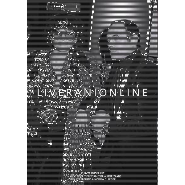 RETROSPETTIVA CLAUDIA CARDINALE ATTRICE NELLA FOTO CLAUDIA CARDINALE CON PASQUALE SQUITIERI AL PREMIO RODOLFO VALENTINO NELL\'ANNO 1975 AG ALDO LIVERANI SAS
