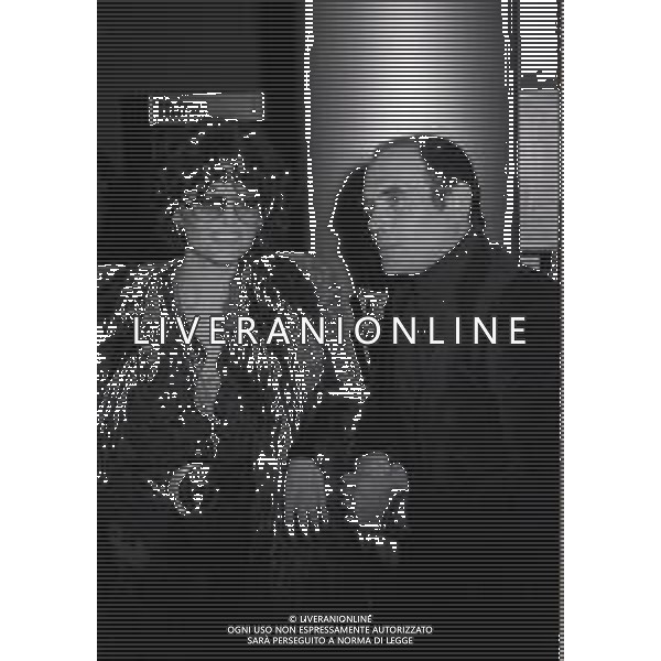 RETROSPETTIVA CLAUDIA CARDINALE ATTRICE NELLA FOTO CLAUDIA CARDINALE CON PASQUALE SQUITIERI AL PREMIO RODOLFO VALENTINO NELL\'ANNO 1975 AG ALDO LIVERANI SAS